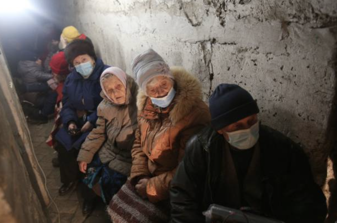 在乌克兰北顿涅茨克躲避空袭的妇孺老人还有孩子们