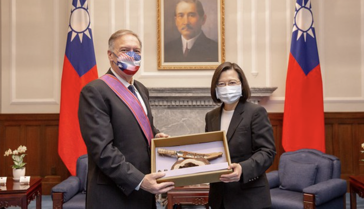 台湾蔡英文总统3日上午颁授美国第70届国务卿庞培欧（Michael R. Pompeo）“特种大绶景星勋章”。