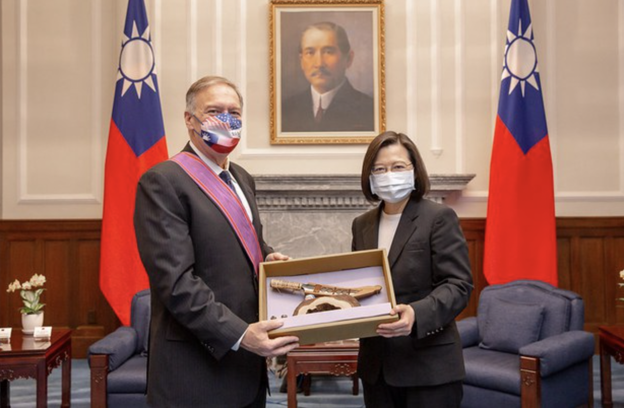 台灣蔡英文總統3日上午頒授美國第70屆國務卿龐培歐（Michael R. Pompeo）「特種大綬景星勳章」。