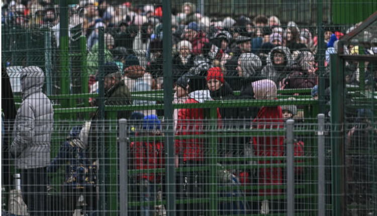 大量乌克兰人逃往波兰边境躲避战火