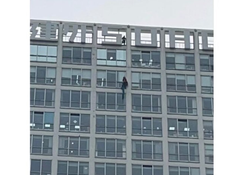 中国两会期间有人在北京国贸大撒传单导致交通瘫痪