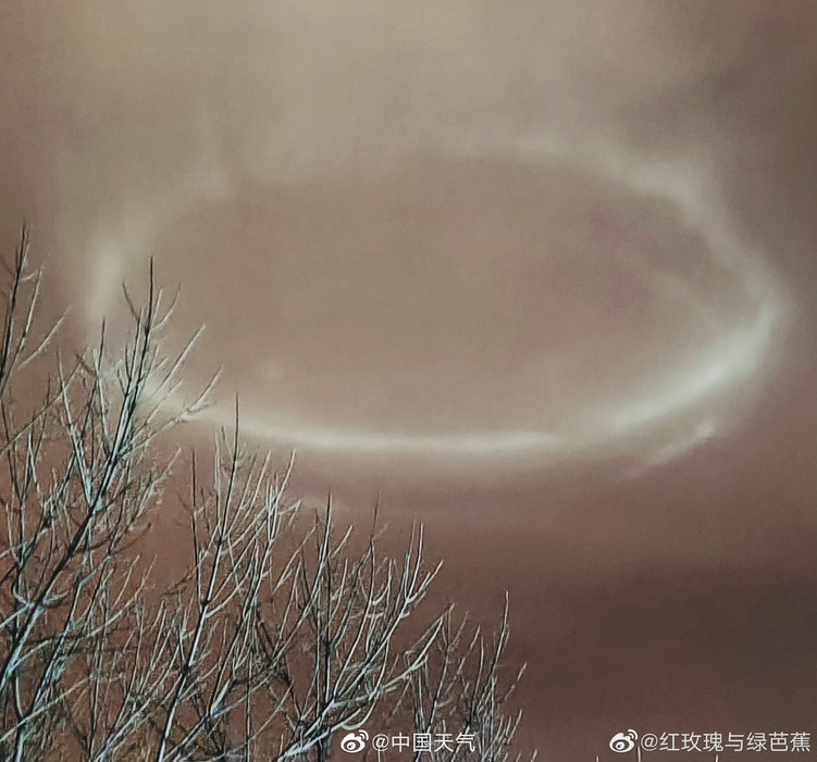 北京天空突显神秘白色光圈