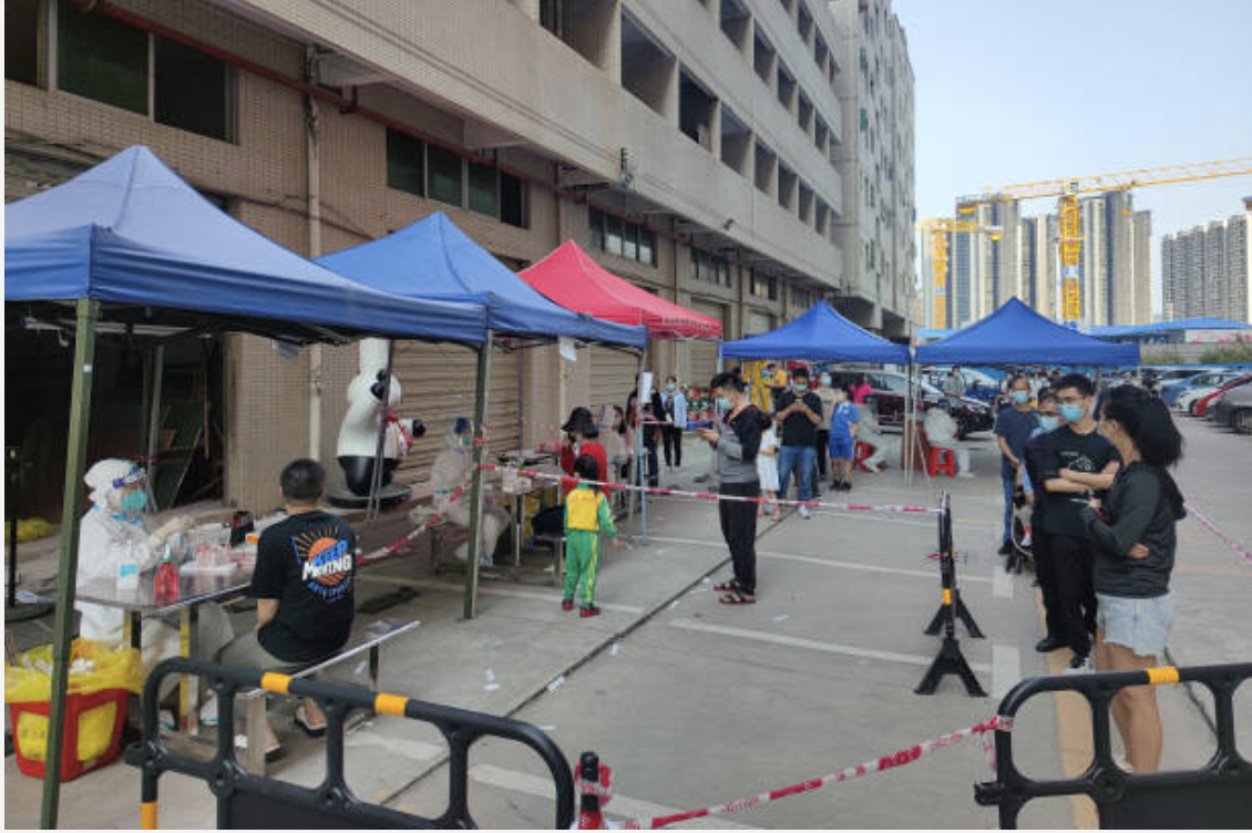 深圳市民在進行核酸檢測