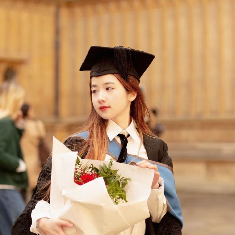中国女孩以第一名成绩从牛津大学毕业遭质疑