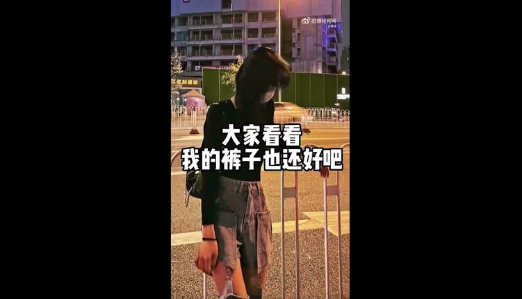 广州妙龄女坐地铁穿露腿裤 阿婆上前拍腿训斥