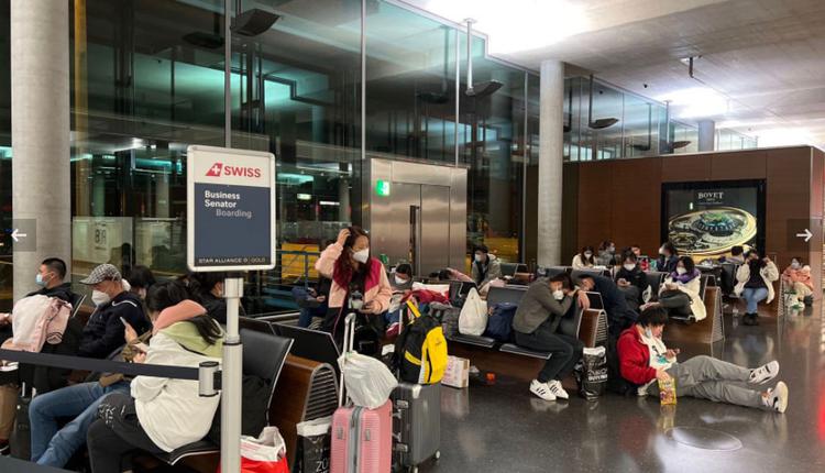 瑞士到上海的飞机被临时取消 逾两百乘客滞留机场
