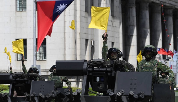 台湾士兵在双十国庆时驾驶军车驶过总统府