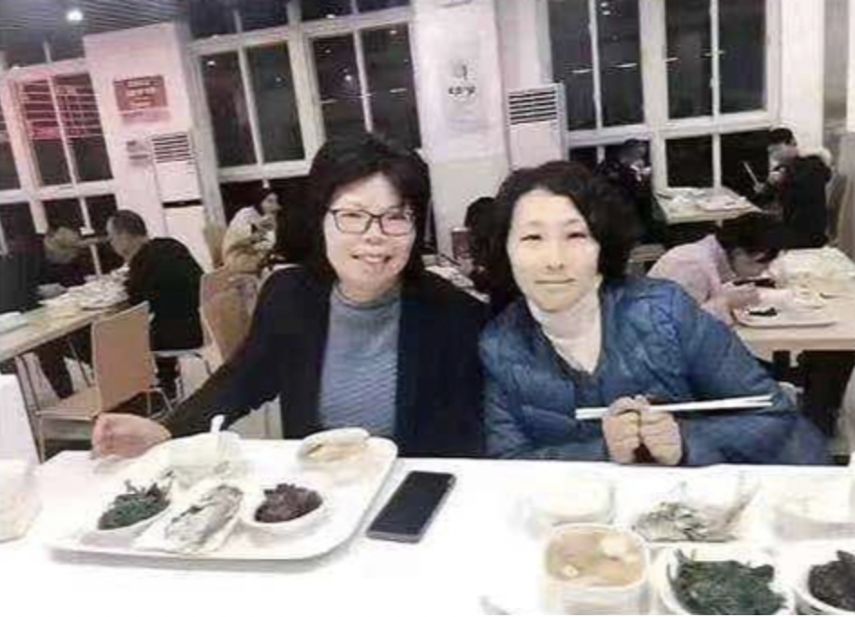 因为朱谓萍（左）敢于戮破官方的谎言，因此被誉为“上海市的良心”