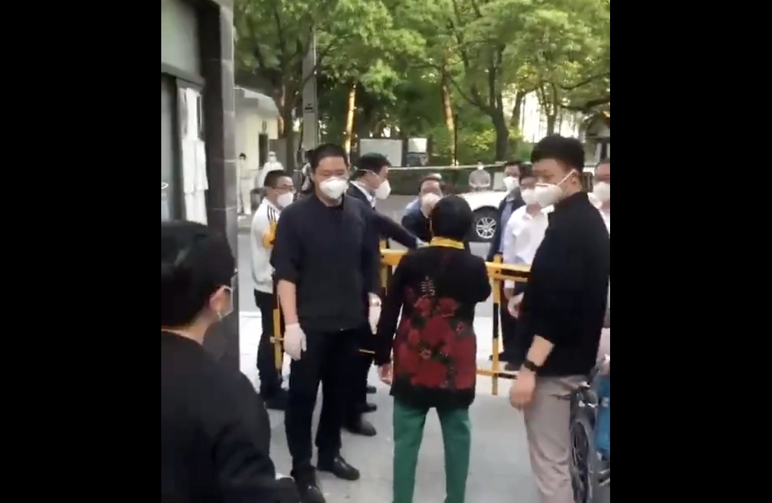 上海老妇不满防疫冲李强反映情况
