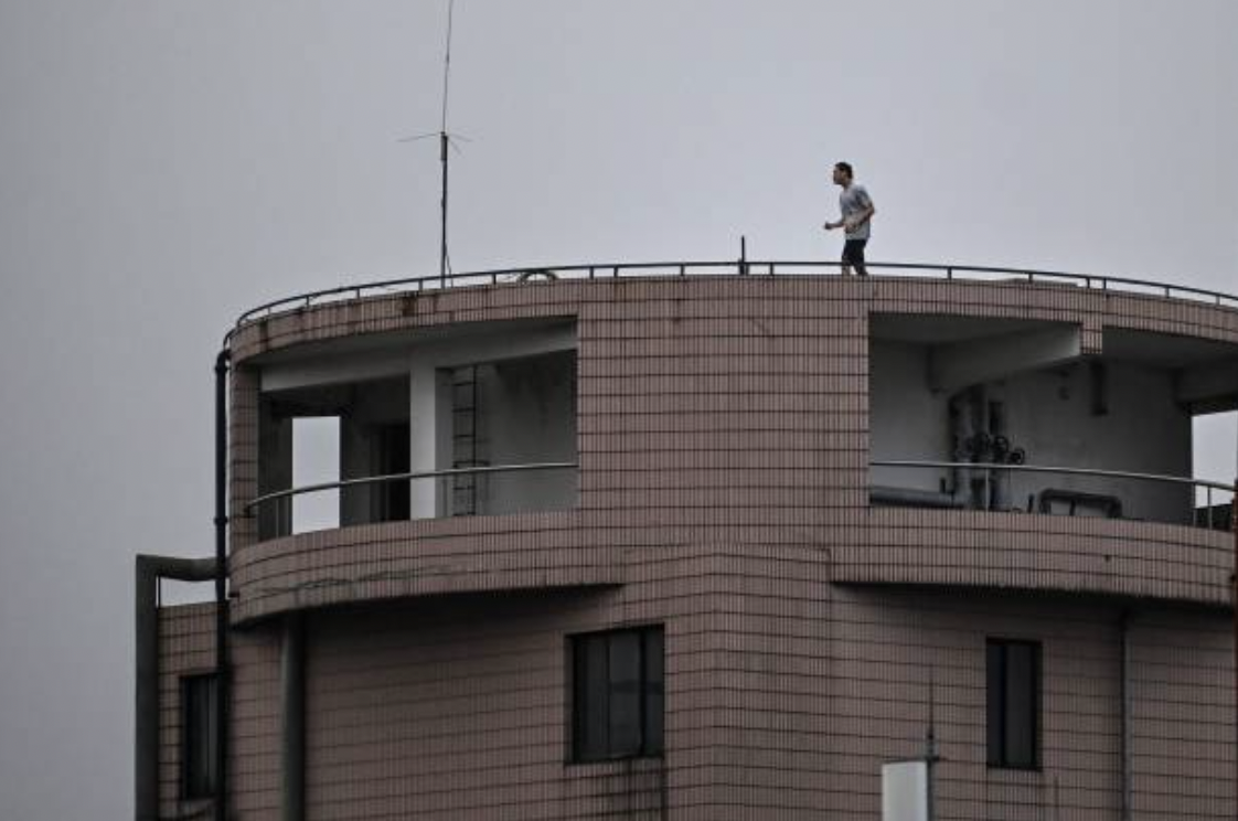 上海男子封城期间在楼顶锻炼
