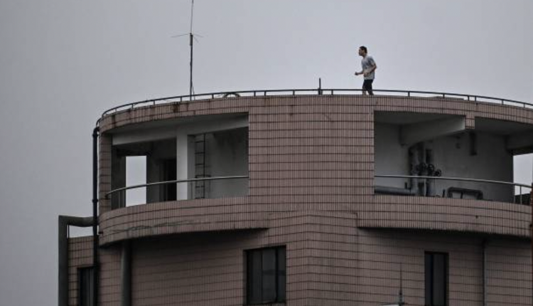 上海男子封城期间在楼顶锻炼