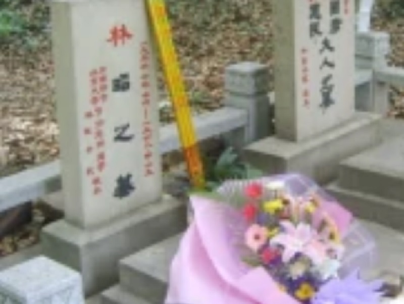 林昭的墓碑