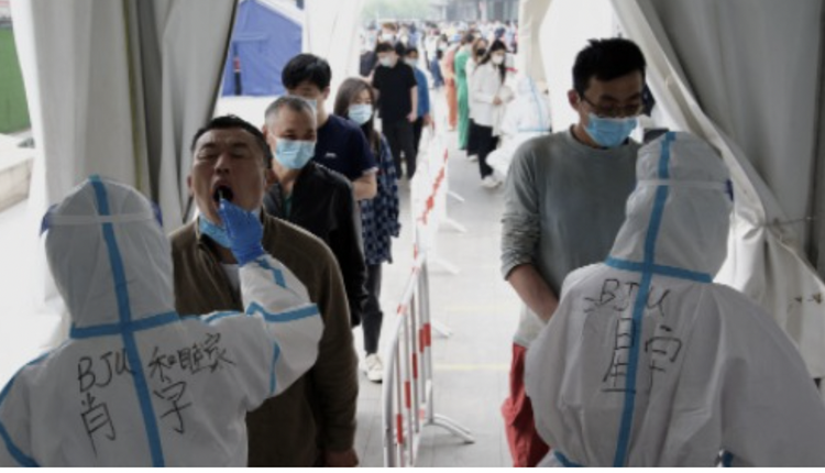 北京市民在進行核酸檢測