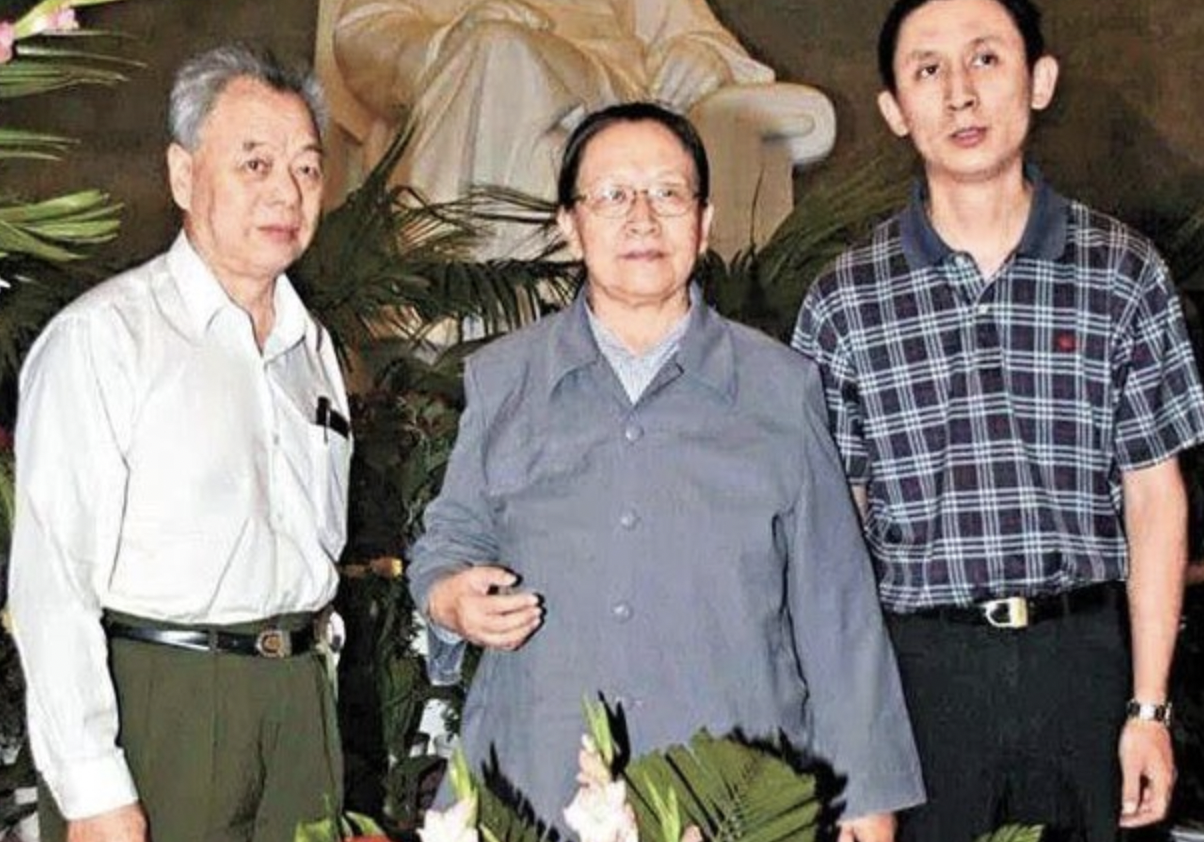 圖為李訥，王景清，王效芝一家人合影。