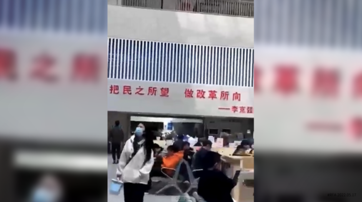 贵州遵义政府墙上出现李克强谈话的标语。