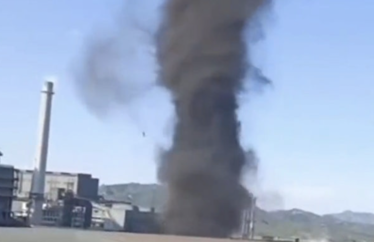 河北唐山市迁西县出现巨型尘卷风天气