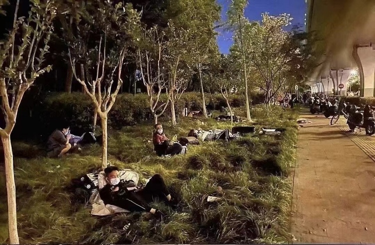 上海虹桥车站现逃离潮 草坪睡满人一位难求