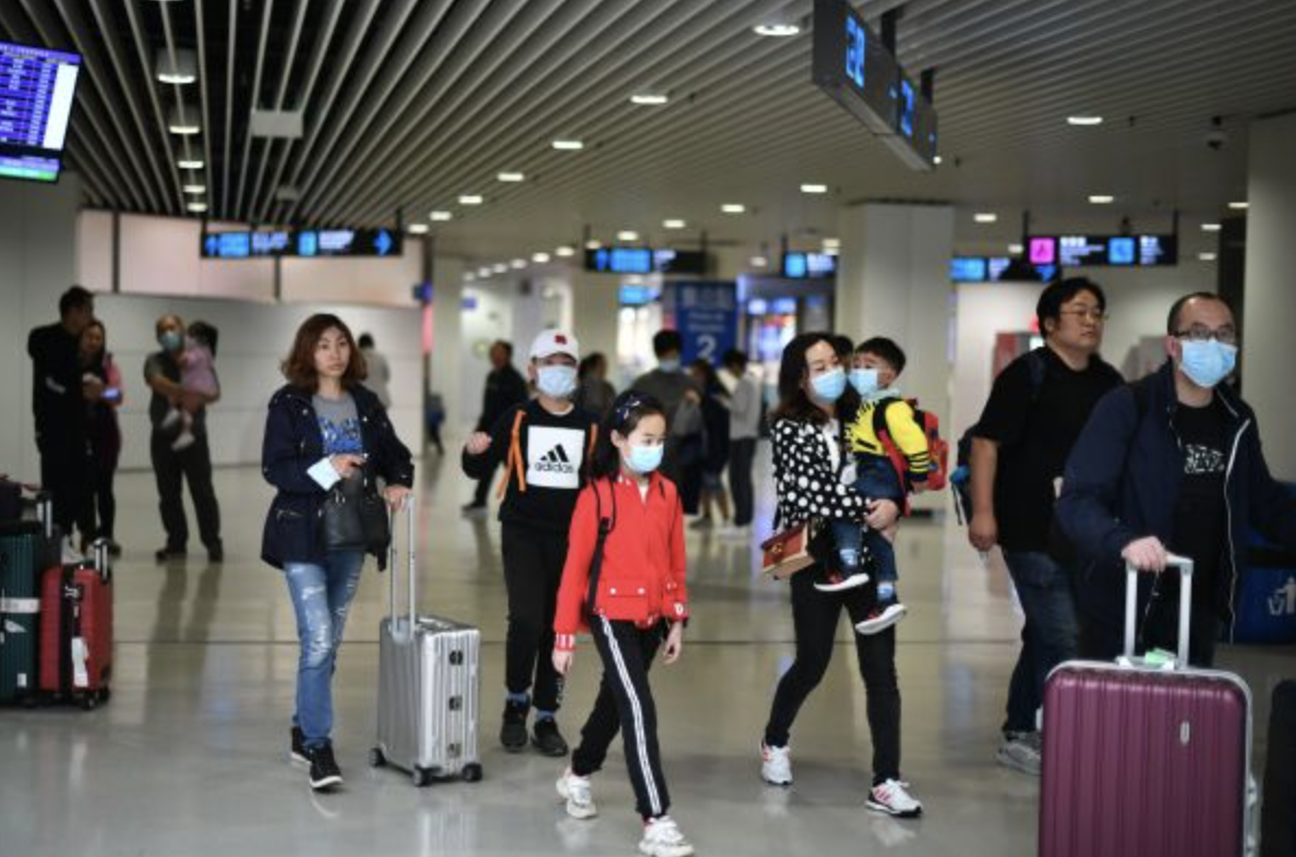 动态清零下年轻人都想着润出去。图为中国公民在机场