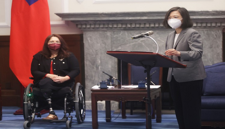 蔡英文接见美参议员达克沃斯