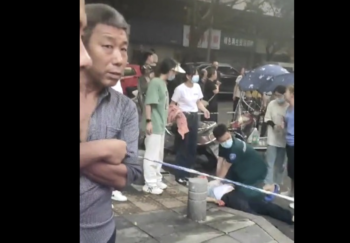 重庆一名警察执勤过程中遇袭，随后开枪击中一名男子。