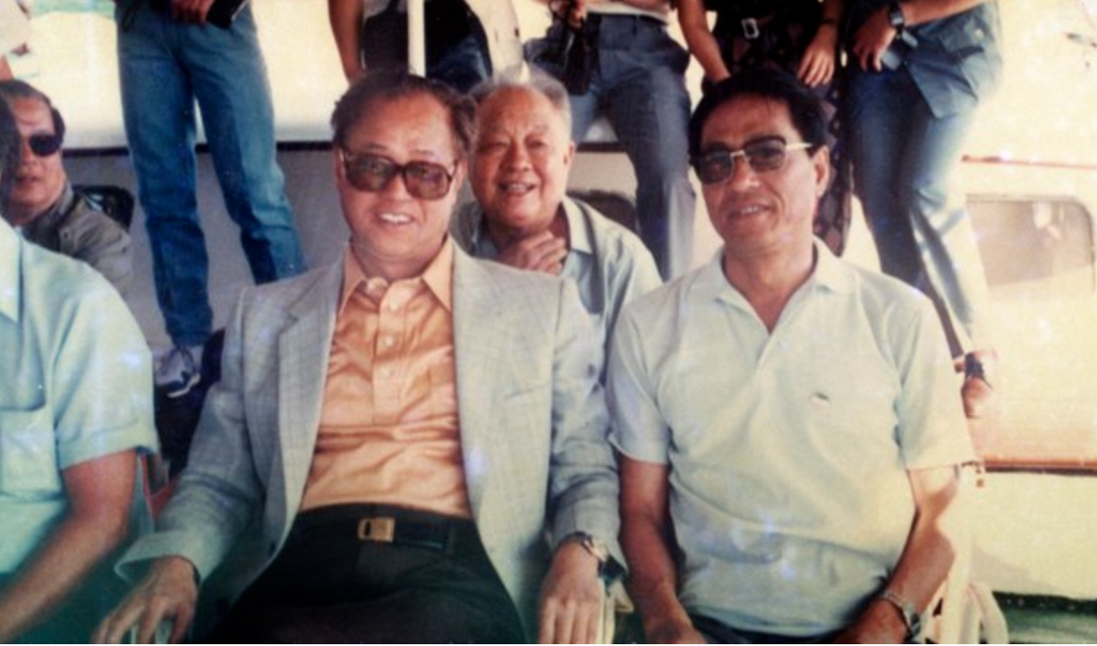 赵紫阳与鲍彤，1986年访问希腊在地中海游艇上。