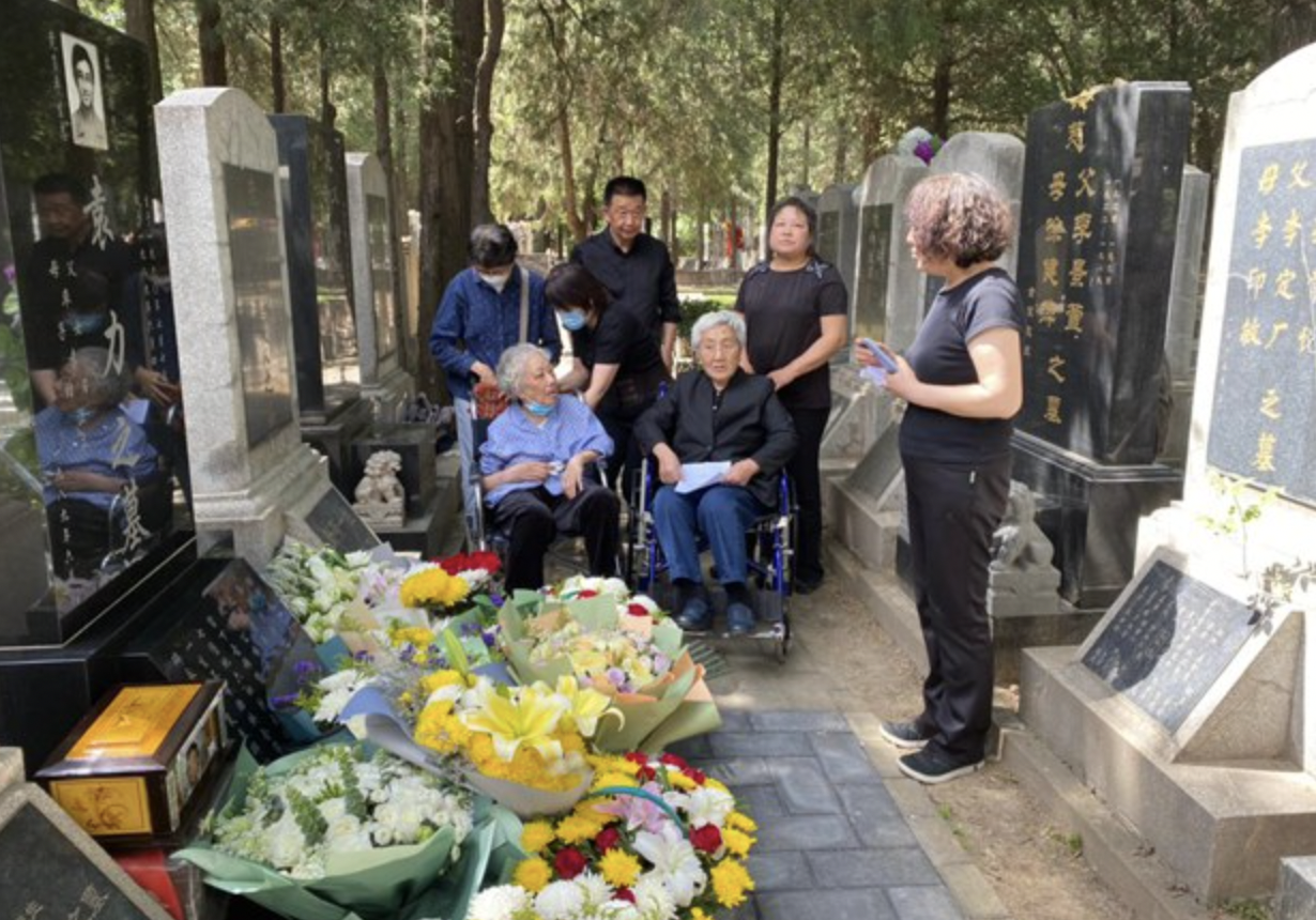 天安門母親成員在北京萬安墓地悼念六四遇難者