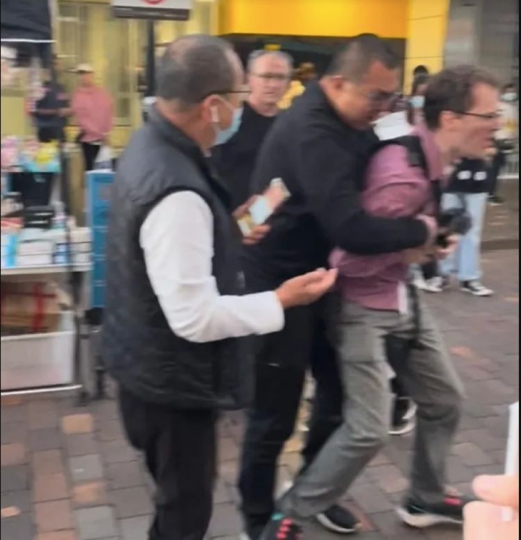 华男攻击反共人士。