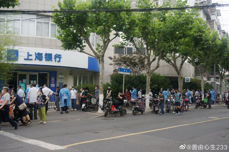 上海多家银行外大排长龙