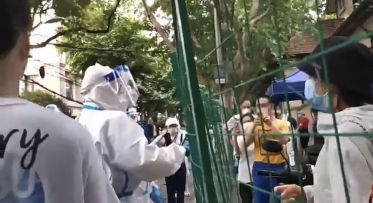 上海居民反对被封控，与防疫人员交涉