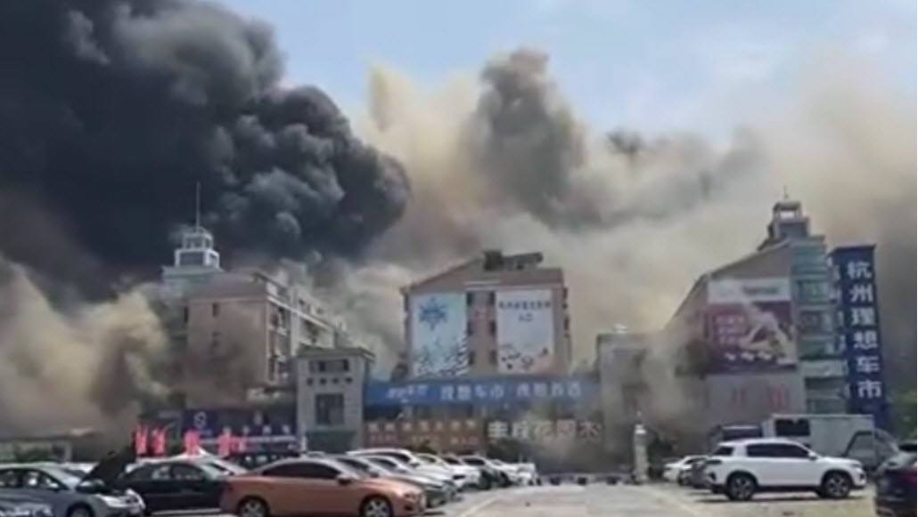 杭州冰雪大世界发生大火伴随爆炸 多人跳楼逃生