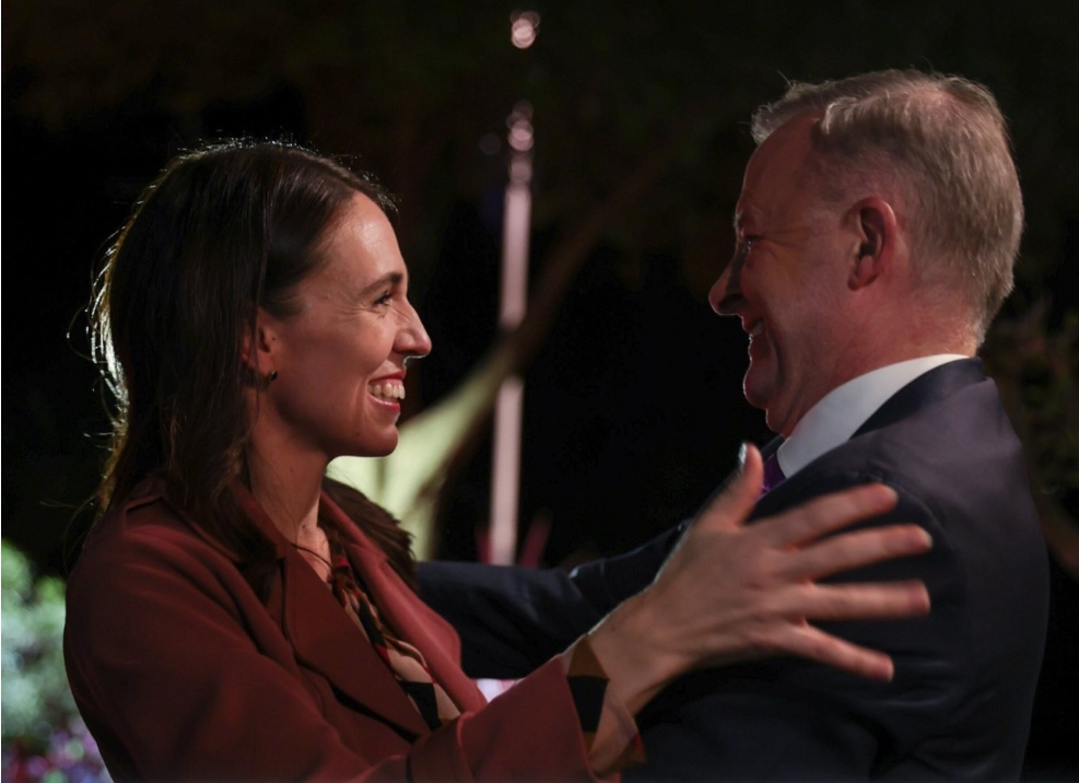 阿尔巴尼斯（左）和新西兰总理Jacinda Ardern（右）