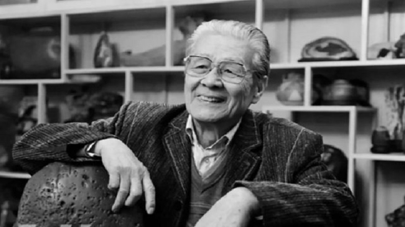 央视主持李梓萌带职业笑播蓝天野去世 被网友吐槽