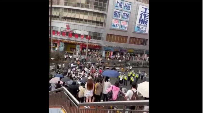上海七浦路服装城发生退租游行 被警方镇压