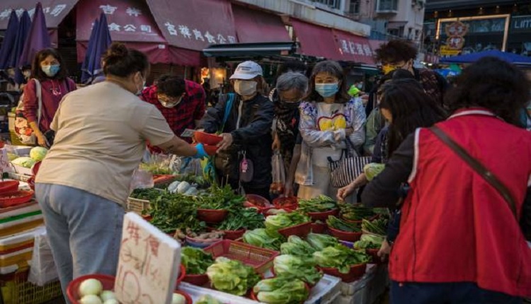 港人戴著口罩在市场买菜