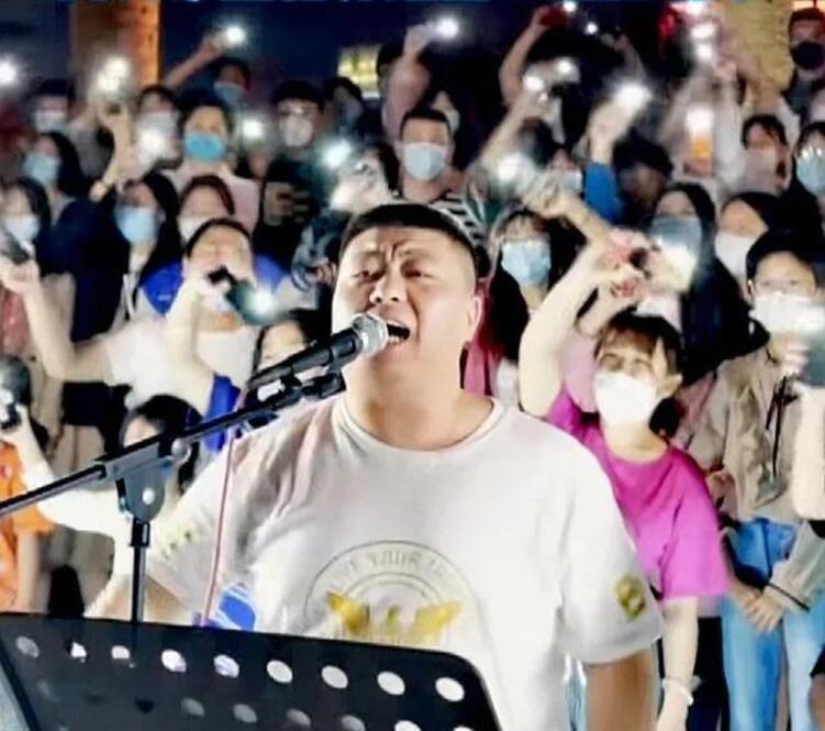 唐山乐队街头合唱《正道的光》