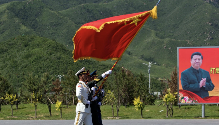 仪仗队为大阅兵在中国国家主席习近平的画像前进行演习操练
