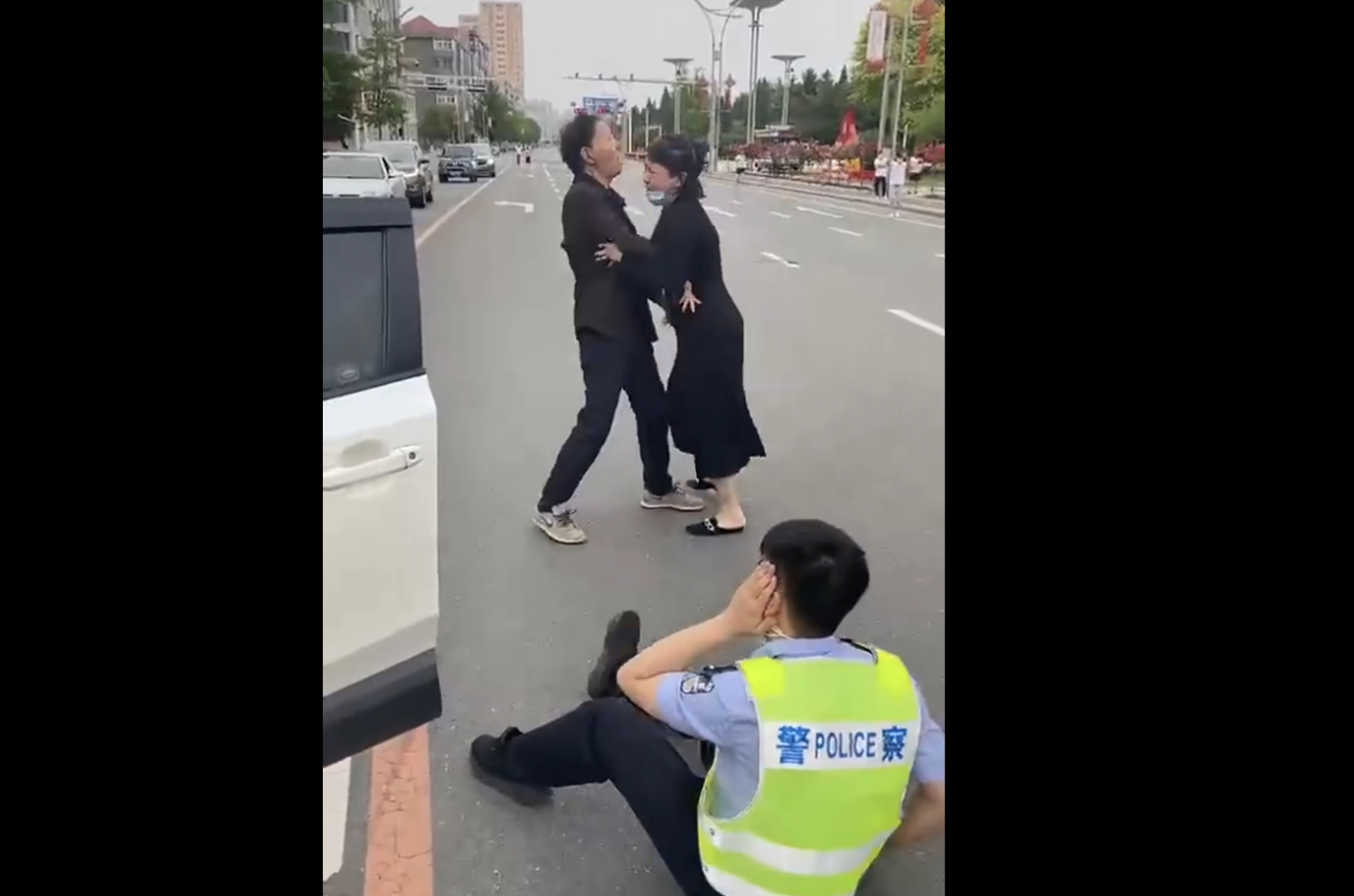 遼寧丹東女子駕車攜父親看病遭警察攔截，雙方隨後發生肢體衝突。