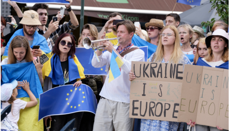 支持烏克蘭的活動人士舉行集會支持烏克蘭加入歐盟