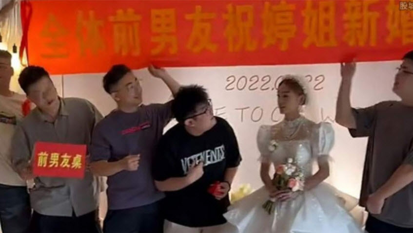 婚礼现场 “前男友们”拉红布条祝贺新娘新婚快乐