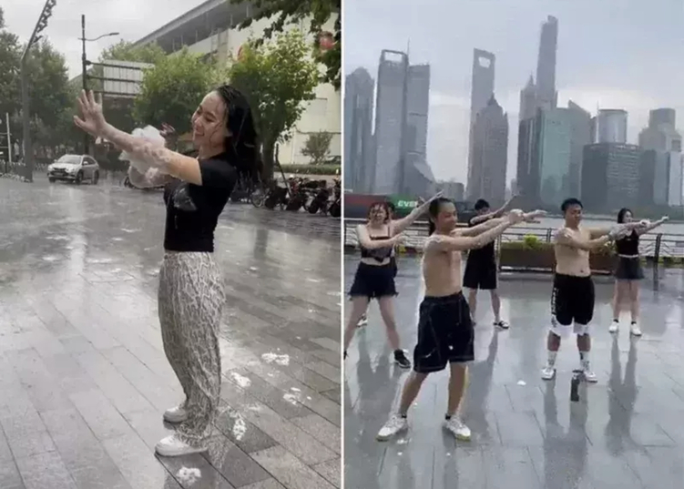 上海市民下雨天街头搓澡
