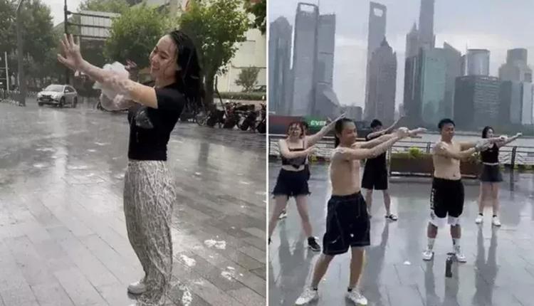 上海市民下雨天街頭搓澡