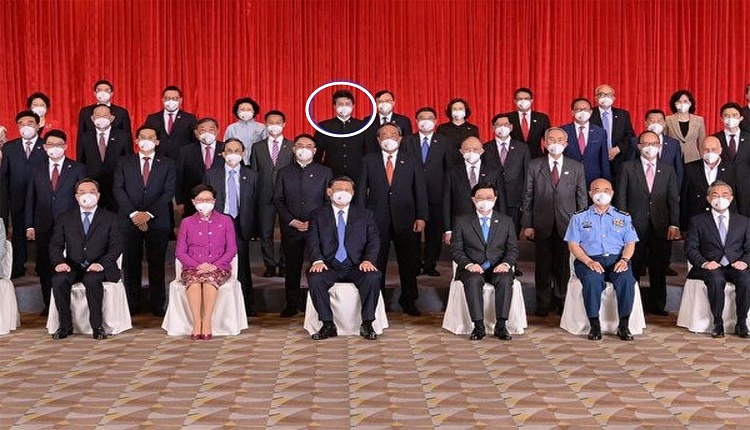 香港民建联立法会议员何俊贤6月30日与习近平合影