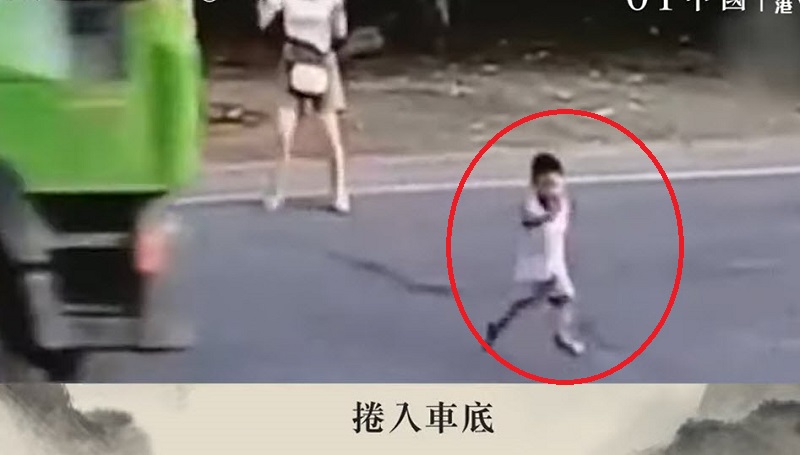 惊险！男童被大货车撞倒卷入车底 奇迹生还（视频）