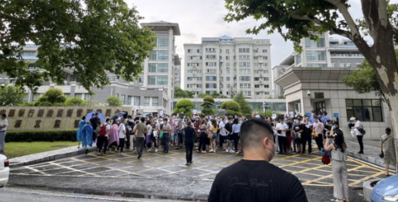2022年7月20日，約200人聚集在中國銀保監會湖北監管局門前抗議