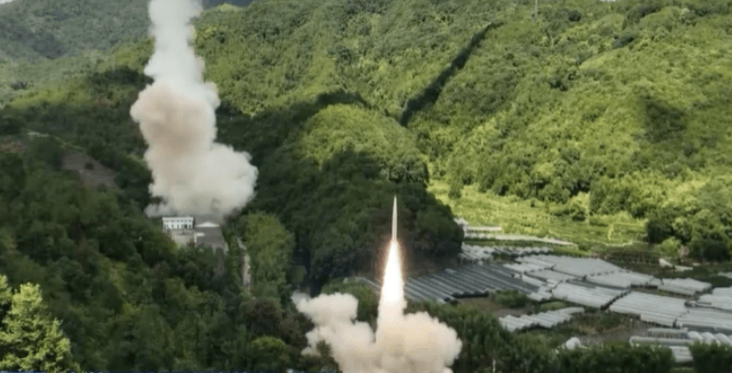 中共4日對台軍演，向台灣周邊預定海域發射多枚東風飛彈與遠程火箭