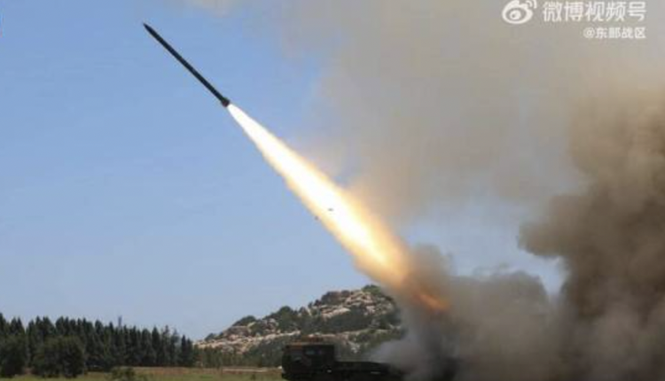 共军东部战区微博贴出东部战区陆军实施远程火箭弹射击影片
