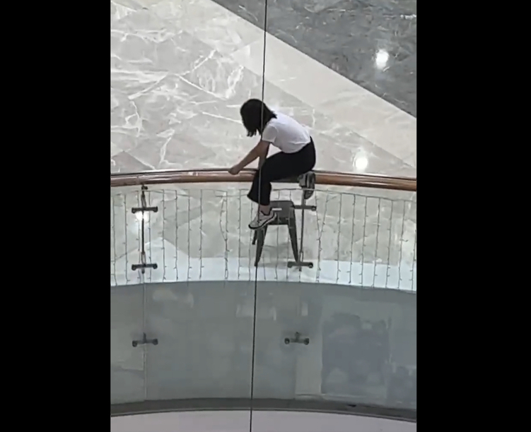 易乐贝爆雷 维权家长要跳楼