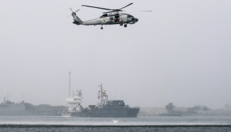 台湾海军加强战备，出动反潜直升机