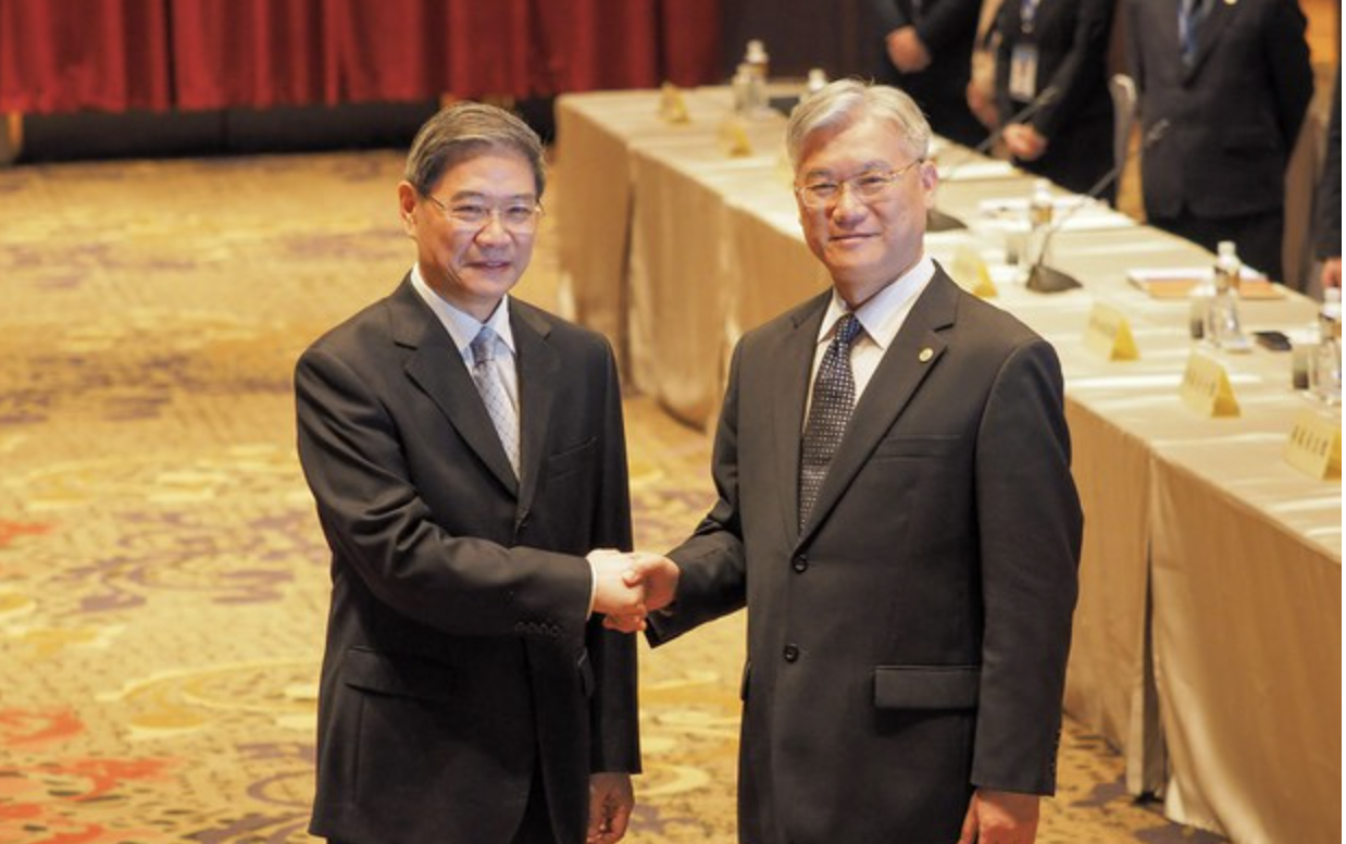2015年时任陆委会主的夏立言（右）代表政府与国台办主任张志军在金门举行会谈