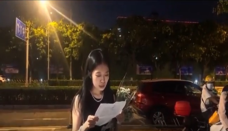公开指控遭央视前主持人朱军性骚扰的弦子8月10日在北京第一中院外公开二审自述。